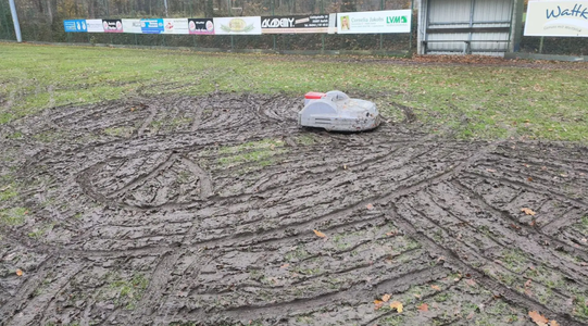 Un robot de tuns gazonul a distrus terenul unui club din Germania