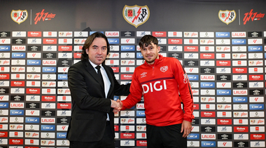 Fotbal: Andrei Raţiu şi-a prelungit contractul cu Rayo Vallecano