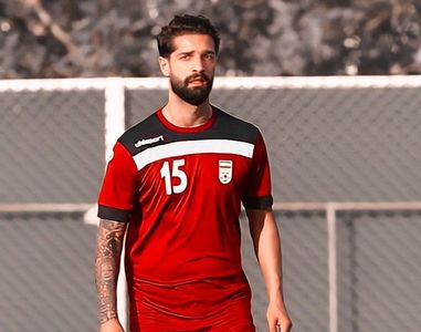 Un fotbalist iranian a fost suspendat după apariţia unei înregistrări video în care consumă alcool