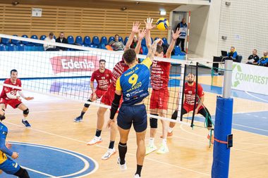 Volei masculin: Corona Braşov învinge campioana Dinamo Bucureşti şi câştigă în premieră SuperCupa României