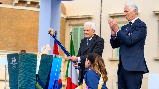 Flacăra JO de iarnă de la Milano-Cortina, la palatul prezidenţial din Italia. Sergio Mattarella a aprins un vas "preliminar", în cadrul ştafetei torţei olimpice - VIDEO