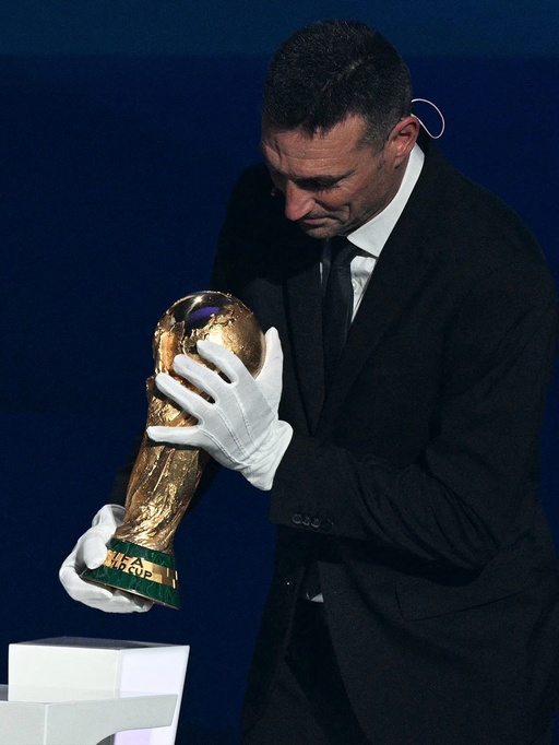 FIFA cere scuze selecţionerului Argentinei, după ce acesta nu a putut atinge trofeul Cupei Mondiale fără mănuşi - VIDEO