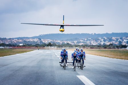 Nouă ciclişti ai echipei Red Bull-Bora-Hansgrohe au făcut un planor să decoleze. Sportivii au folosit forţa picioarelor - VIDEO