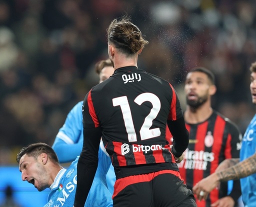 Supercupa Italiei: Deţinătoarea trofeului, AC Milan, a fost învinsă de Napoli în semifinale