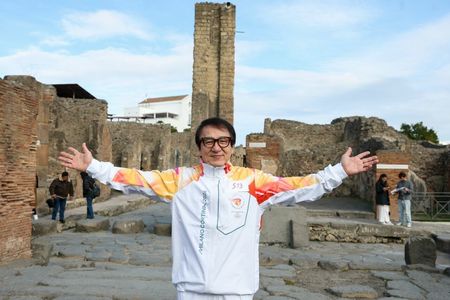 JO Iarnă 2026: Jackie Chan a purtat torţa olimpică prin ruinele oraşului Pompei