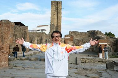 JO Iarnă 2026: Jackie Chan a purtat torţa olimpică prin ruinele oraşului Pompei