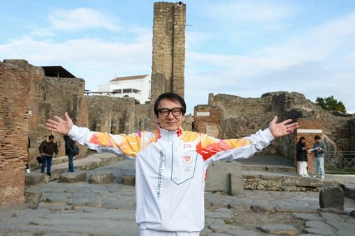 JO Iarnă 2026: Jackie Chan a purtat torţa olimpică prin ruinele oraşului Pompei
