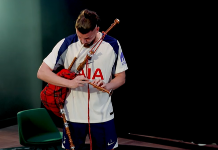 “Când Radu Drăguşin ia cimpoiul, te opreşti şi asculţi”. Imagini amuzante cu internaţionalul român la Tottenham - VIDEO