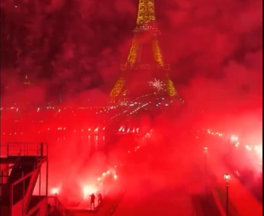 Paris: Mai mulţi suporteri care s-au adunat pentru a sărbători anul istoric al PSG au fost reţinuţi după ce au aprins fumigene în Trocadéro - VIDEO