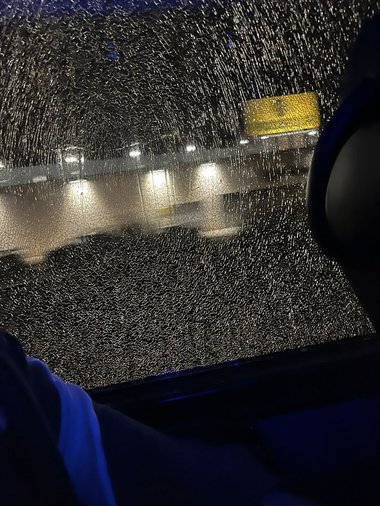 Situaţie tensionată la echipa Valencia: Jucătorii au fost huiduiţi de suporteri, un geam al autocarului a fost spart - VIDEO