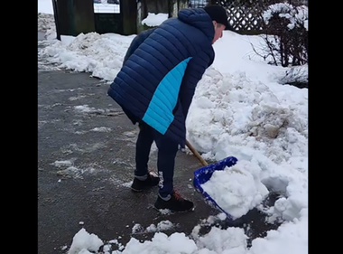Corvinul la deszăpezit. Preşedintele, antrenorul şi căpitanul au ajutat la curăţarea zăpezii din zona unui liceu din Hunedoara – VIDEO