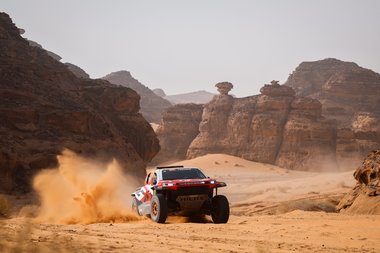 Henk Lategan a câştigat etapa a 4-a şi este noul lider al Raliului Dakar 2026 la clasa auto. Al-Attiyah (Dacia Sandriders), locul 2
