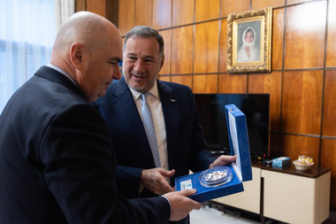 Premierul Ilie Bolojan, întâlnire cu preşedintele Asociaţiei Comitetelor Olimpice Europene (EOC), Spyros Capralos / România se pregăteşte să găzduiască, pentru a doua oară, Festivalul Olimpic al Tineretului European (FOTE), ediţia de iarnă 2027