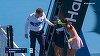 Australian Open: Zeynep Sonmez din Turcia a ajutat o fată de mingi căreia i s-a făcut rău în timpul meciului cu Ekaterina Alexandrova - VIDEO