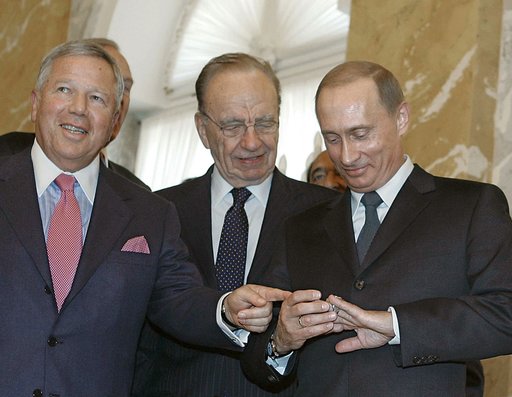 Super Bowl: Cum a pus mâna Vladimir Putin pe inelul de campion al proprietarului echipei Patriots / "L-a pus în buzunar şi a plecat"