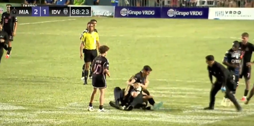 Lionel Messi, la pământ din cauza unui fan în timpul unui meci amical - VIDEO