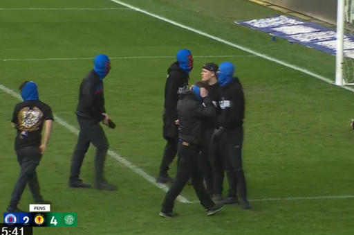 Cupa Scoţiei: Invadarea terenului, obiecte aruncate... Haos la meciul dintre Rangers şi Celtic - VIDEO