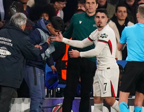 Fotbal: UEFA s-a autosesizat în cazul băiatului de mingi împins de Pedro Neto