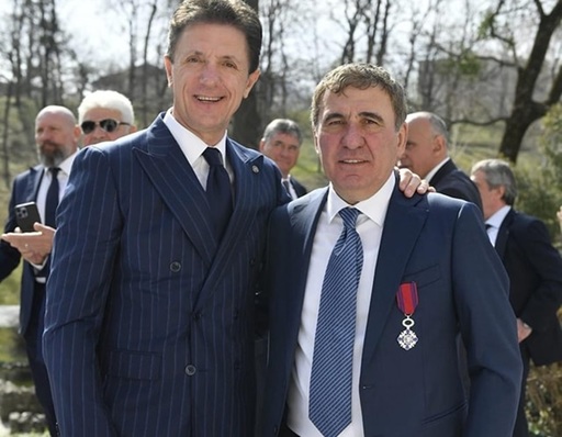 Gheorghe Popescu preia de la Gheorghe Hagi pachetul majoritar de acţiuni al clubului Farul Constanţa