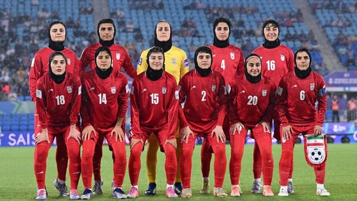  „Îmi este dor de familia mea” - Echipa de fotbal feminin a Iranului a luat un avion spre Oman