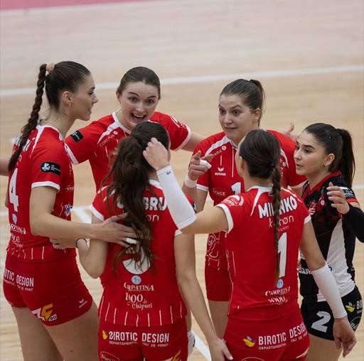 Volei feminin: Dinamo Bucureşti, ultima semifinalistă a Diviziei A, după meci decisiv cu CSM Constanţa