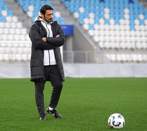 Momente de panică la meciul de tineret dintre Turcia şi Croaţia. selecţionerul turc s-a prăbuşit pe teren. El a fost transportat la spital - VIDEO