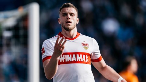 Ermedin Demirovic le va face cinste cu bere fanilor VfB Stuttgart ca urmare a calificării Bosniei la Cupa Mondială