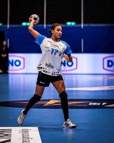 Handbal feminin: CSM Bucureşti, victorie cu Corona Braşov şi continuă urmărirea în lupta pentru titlu cu Gloria Bistriţa