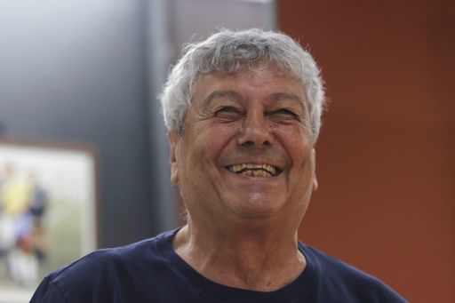  Întrunirea echipelor medicale care îl îngrijesc pe Mircea Lucescu. Au participat un cardiolog român din Franţa şi familia selecţionerului. Marţi, e luată în calcul montarea unui sistem de asistare mecanică cardiacă