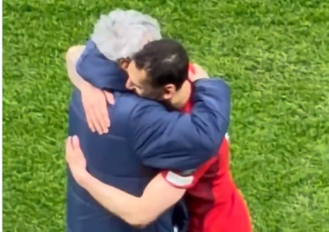 Mircea Lucescu, omagiat de nume mari ale fotbalului turc: Arda Turan - Experienţa şi înţelepciunea ta ne vor ghida mereu / Hakan Calhanoglu – Îmi voi aminti mereu de tine cu respect şi recunoştinţă / Imagini cu ultima îmbrăţişare a celor doi – VIDEO