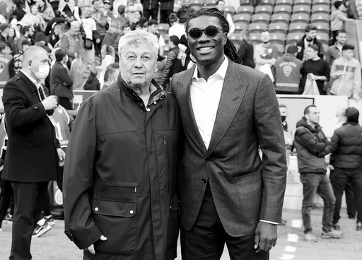 Decesul lui Mircea Lucescu: Nouma – Mircea Lucescu a fost un adevărat mentor. M-a învăţat cum să lupt pe teren… Şi cum să fiu un bărbat în afara lui / Gomis - Un om care a înţeles fotbalul înaintea vremii sale