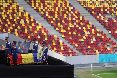 Fanii îi pot aduce un omagiu lui Mircea Lucescu şi joi, la Arena Naţională. Legendarul antrenor va fi înmormântat vineri