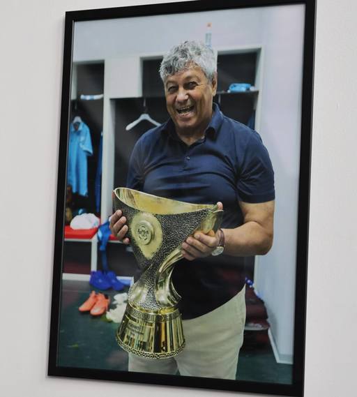 Traian Băsescu, prezent la Arena Naţională, pentru a-i aduce un omagiu lui Mircea Lucescu / Minge creată din flori adusă la sicriu de primarul Capitalei - FOTO