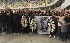 UPDATE - Momente copleşitoare la Arena Naţională. Numele lui Mircea Lucescu a fost scandat pentru ultima dată de suporteri / Răzvan Lucescu a stat în cele două zile tot timpul lângă catafalc şi a dat mâna cu oamenii care au adus un ultim omagiu