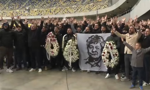 UPDATE - Momente copleşitoare la Arena Naţională. Numele lui Mircea Lucescu a fost scandat pentru ultima dată de suporteri / Răzvan Lucescu a stat în cele două zile tot timpul lângă catafalc şi a dat mâna cu oamenii care au adus un ultim omagiu