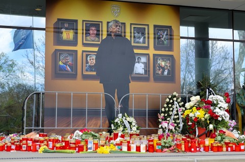 Slujba de înmormântare pentru Mircea Lucescu a început şi va dura aproximativ două ore. Marele antrenor va fi înhumat la cimitirul Bellu, cu onoruri militare