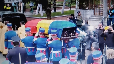 UPDATE - Mircea Lucescu, ultimul drum, înfăşurat în drapelul naţional. Cortegiul funerar a ajuns la cimitirul Bellu