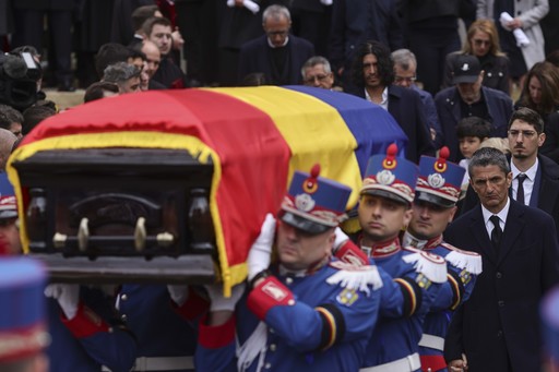 UPDATE - Mircea Lucescu, ultimul drum, înfăşurat în drapelul naţional. Cortegiul funerar a ajuns la cimitirul Bellu