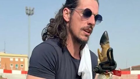 „Mâncaţi carne de porc!”: preşedintele unui club de fotbal spaniol îi urmăreşte pe jucătorii musulmani cu jambon şi provoacă un val de indignare - VIDEO