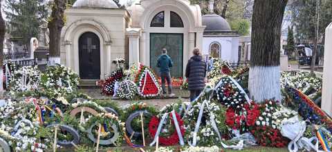 Mircea Lucescu, omagiat de Paşte, la două zile după funeralii. Oamenii au aprins lumânări la mormântul său – FOTO