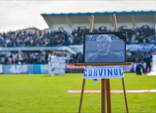 Liga 2: Corvinul Hunedoara a învins Chindia, scor 2-0. Hunedorenii au evoluat cu tricouri speciale în semn de omagiu adus lui Mircea Lucescu - FOTO