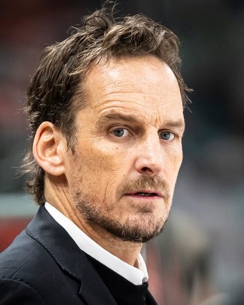 Hochei pe gheaţă: Antrenorul Elveţiei a minţit în legătură cu certificatul de vaccinare Covid şi a fost demis