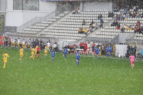 Fotbal feminin: România a învins Cipru, scor 3-0, şi s-a calificat în prima rundă a barajului pentru Campionatul Mondial / Meciul a fost întrerupt mai bine de două ore din cauza unei furtuni cu grindină