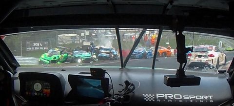 Un pilot de curse a murit, iar alte şase persoane au fost rănite într-un accident pe circuitul Nürburgring