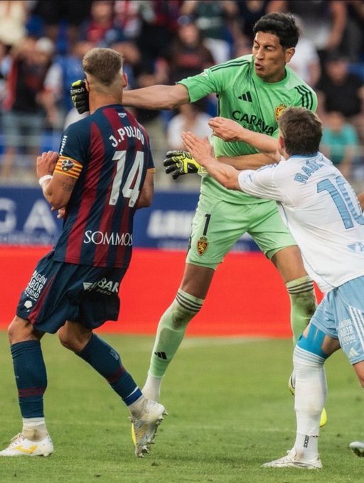 Nebunie în derbiul Aragonului: eliminat la finalul meciului, portarul echipei Zaragoza i-a dat un pumn unui fundaş al echipei Huesca - VIDEO
