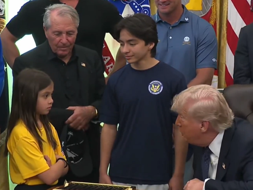 "Poate că ar fi mai bine să joci fotbal!” Donald Trump i-a spus unei fetiţe că este prea mică pentru a juca volei - VIDEO