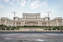 Faţada principală a Palatului Parlamentului, iluminată în culorile roşu şi albastru, la 40 de ani de când Steaua a câştigat Cupa Campionilor Europeni
