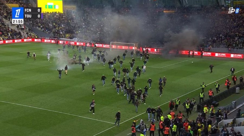 Ligue 1: Terenul invadat, fumigene... Meciul Nantes - Toulouse a fost suspendat - VIDEO