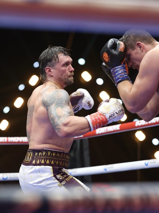 Box: Oleksandr Usyk l-a învins pe Rico Verhoeven şi îşi păstrează centurile la categoria grea. Meciul s-a desfăşurat la piramide, în Egipt - VIDEO