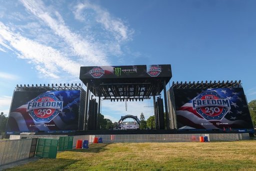 Donald Trump, la balconul Casei Albe, alături de Dana White, pentru gala UFC Freedom 250 - VIDEO